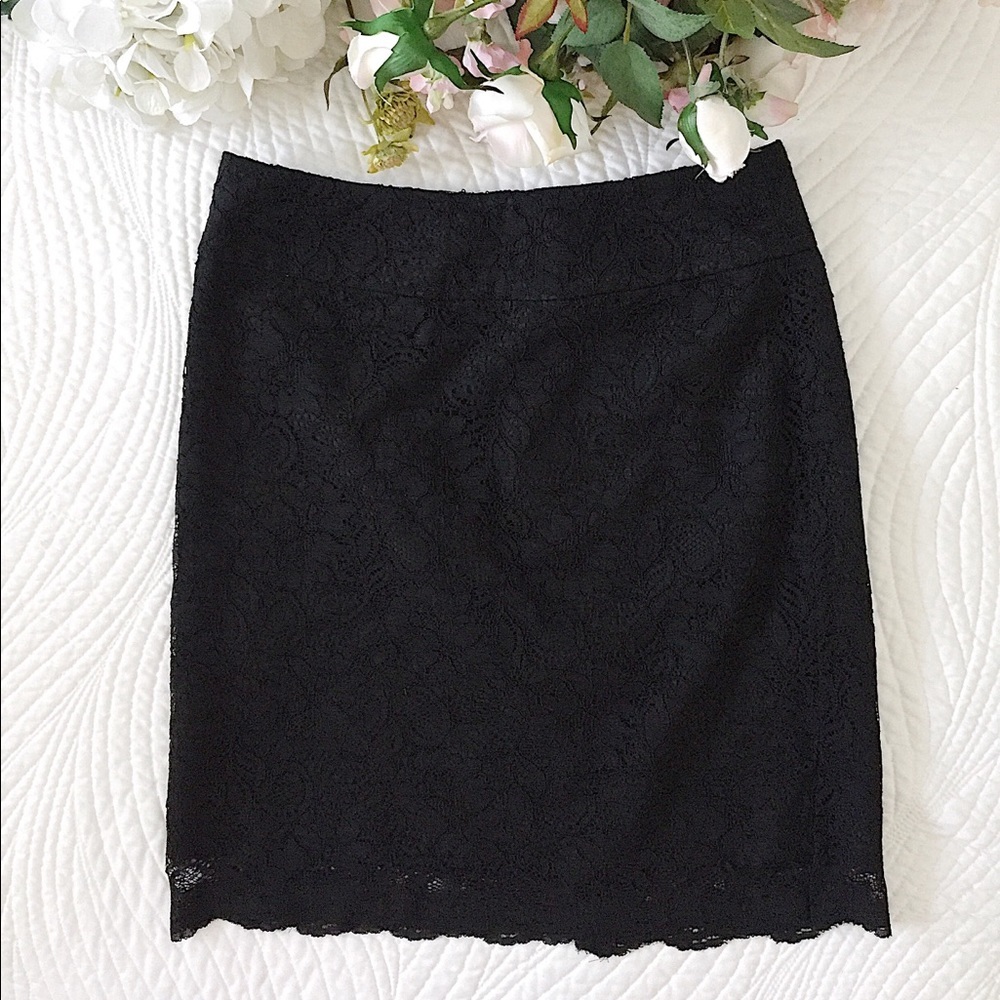 𝅺Banana Republican Factory Lace Mini Skirt